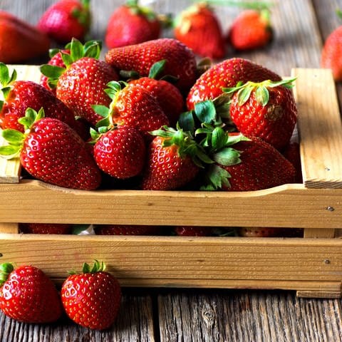 Appetitliche Erdbeeren in einer Holzkiste. Wie gesund sind Erdbeeren? Wir zeigen leckere und vielseitige Erdbeer-Rezepte (Foto: Adobe Stock, Adobe Stock/ Daniel Vincek)