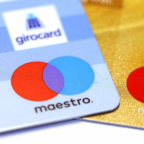 Zwei Bankkarten mit den Maestro- und Girocard-Logos. (Foto: IMAGO, Rene Traut)