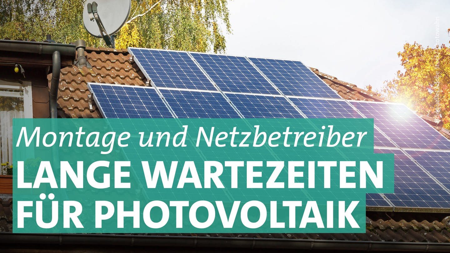 Auf dem Dach eines Einfamilienhauses ist eine Photovoltaikanlage installiert. Mehrere Solarpanel decken das Dach ab. (Foto: Adobe Stock)