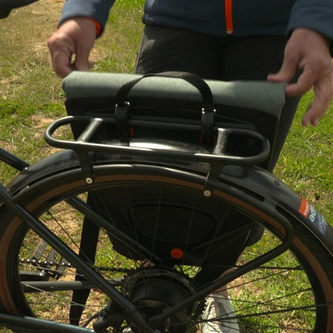 Eine graue Fahrradtasche ist an einer Seite des Fahrradgepäckträgers angebracht. Fahrradtaschen von Fischer, Decathlon, Ortlieb Back Roller, Vaude im Test.