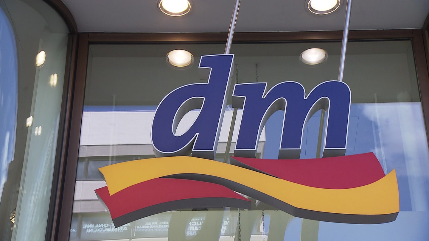 dm-Logo, Drogeriemarkt: Fast jeder kennt Balea, Alverde und Denkmit, die Eigenmarken der erfolgreichsten deutschen Drogeriekette. Produkte von dm im Vergleich mit Marken – was ist besser, was günstiger? (Foto: SWR, SWR)