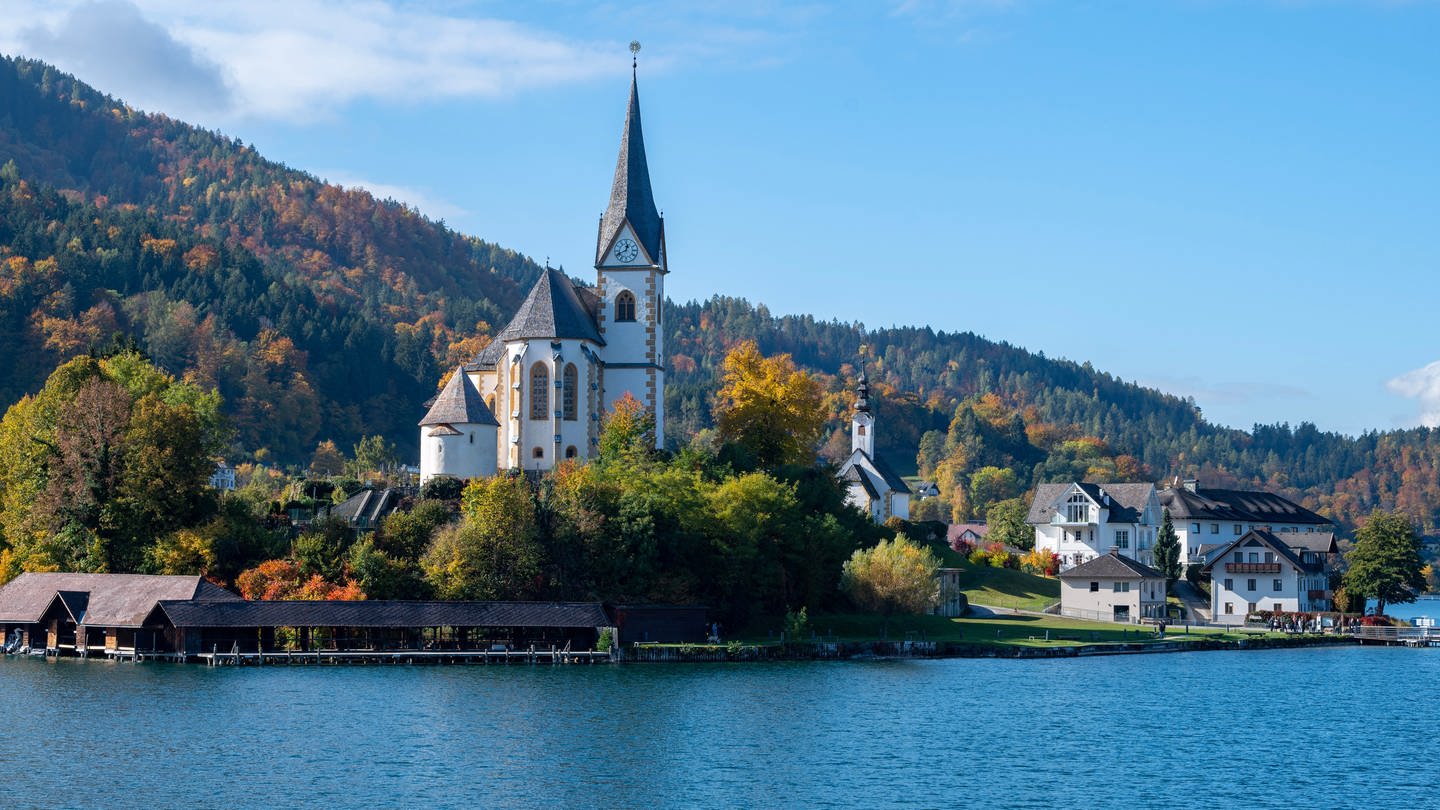 Vom Wasser aus ist die Walfahrtskirche Maria Worth am Wörthersee in der österreichischen Region Kärnten zu sehen. (Foto: Adobe Stock)