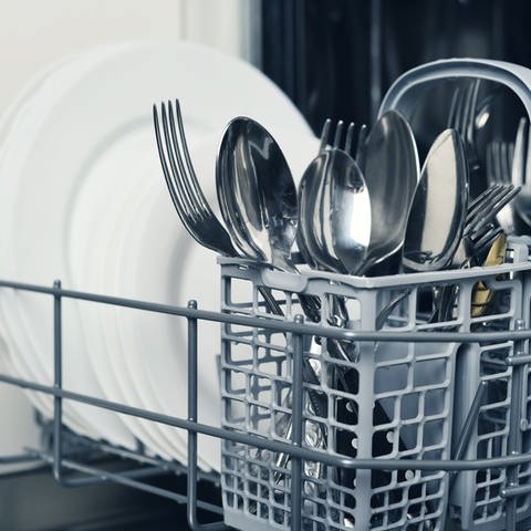 Sauberes Geschirr und Besteck in einer Spülmaschine. Viele achten beim Kauf von Haushaltsgeräten auf den Energieverbrauch. Doch der Eco-Modus bei Spül- und Waschmaschinen wird oft nicht genutzt - ein Fehler. (Foto: Colourbox, COLOURBOX33980974)