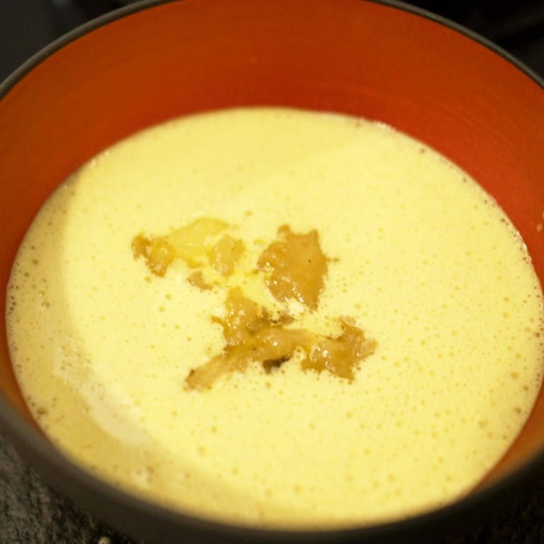 Curry-Schmand-Suppe mit Apfel-Chili-Koriander-Chutney - das Rezept von Jörg Ilzhöfer