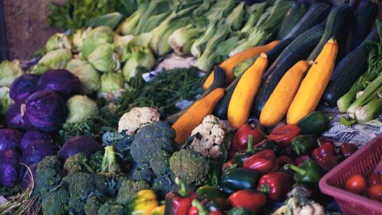 Gemüsesorten wie Brokkoli, Blumenkohl, Süßkartoffeln und Paprika.