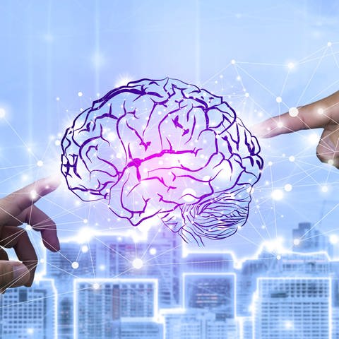 Wie wird Künstliche Intelligenz oder KI im Alltag von Verbrauchern künftig aussehen? Zu sehen ist ein Piktogramm eines Gehirns mit zwei Händen, die darauf zeigen. Dahinter ein blauer Hintergrund und eine Abbildung einer Skyline.  (Foto: Adobe Stock, Adobe Sock/jittawit.21)