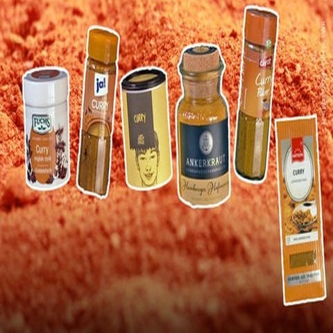 Im Hintergrund ist Currypulver in Nahaufnahme zu sehen, davor sind die 5 getesteten Produkte von Just Spices, Ankerkraut, Fuchs und & Co. platziert. 
