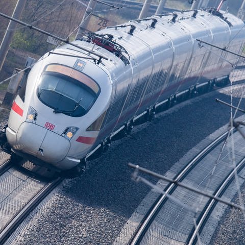 Ein ICE der Deutschen Bahn fährt auf einer sanierten ICE-Trasse. (Foto: dpa Bildfunk, picture alliance/dpa | Julian Stratenschulte)