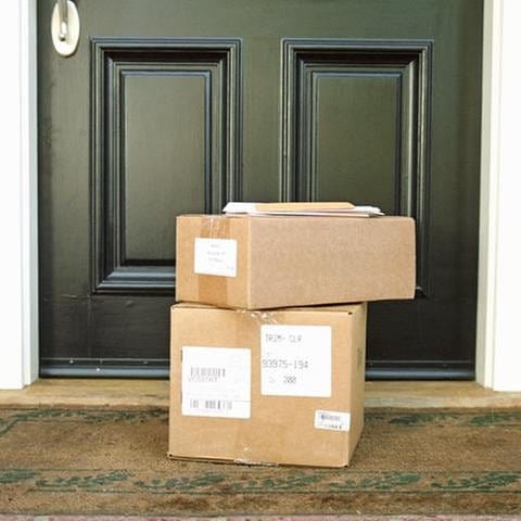 Vor einer Haustüre stehen ein Paket, das vom Paketdienst geliefert wurde.  (Foto: Getty Images, Thinkstock)