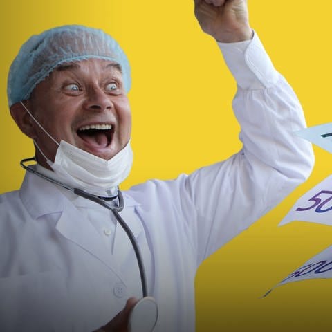 Männlicher Arzt in weißem Kittel und Haarschutz hält in der Hand ein Stethoskop mit einem Ausdruck von übermäßiger Freude auf gelbem Hintergrund. (Foto: Adobe Stock, Adobe Stock/kittyfly/icons gate/weyo)