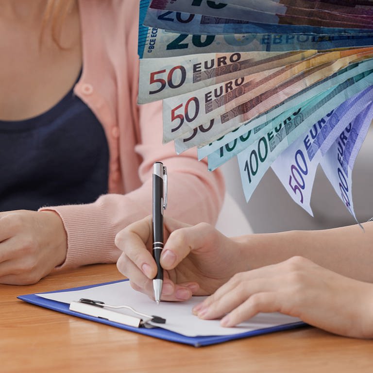 Eine Frau sitzt mit einem Taschentuch in der Hand an einem Tisch. Gegenüber sitzt jemand mit einem Anamnesebogen. Verschiedene Euro-Banknoten sind übereinander gestapelt.
