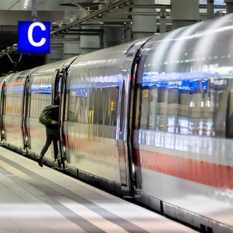 Ein Fahrgast steigt am Berliner Hauptbahnhof in einen ICE. 