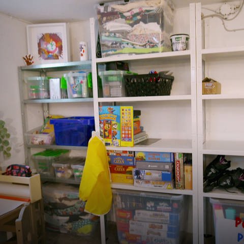 Kellerraum mit aufgeräumten, weißen Regalen, in denen Plastikboxen stehen. Ordnung schaffen im Keller: Ordnugnssysteme, ausmisten, entrümpeln (Foto: SWR)