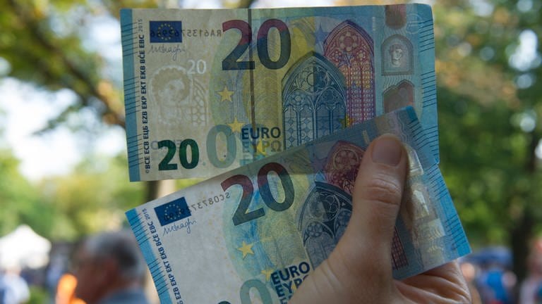 Zwei 20-Euro-Scheine: Welcher ist echt, welcher gefälscht? (Foto: dpa Bildfunk, picture alliance / Paul Zinken/dpa | Paul Zinken)