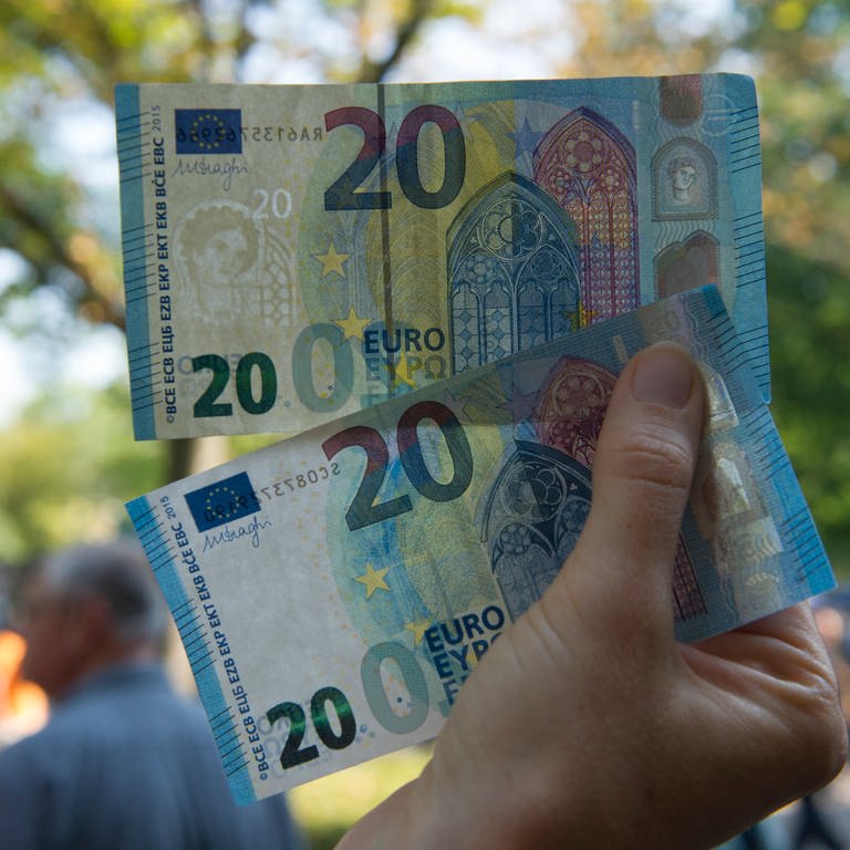 Zwei 20-Euro-Scheine: Welcher ist echt, welcher gefälscht? (Foto: dpa Bildfunk, picture alliance / Paul Zinken/dpa | Paul Zinken)