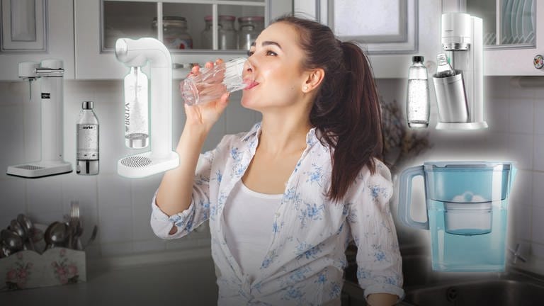 Junge Frau trinkt in einer Küche ein Glas Wasser. Wassersprudler von Soda Stream, Aarke, Brita und Wasserfilter: Welcher ist gut? Kann man Leitungswasser guten Gewissens trinken?