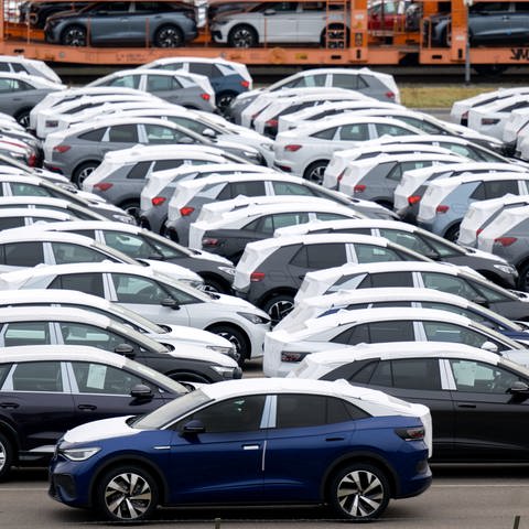 Fertige, vollelektrische Fahrzeuge aus dem Volkswagenwerk in Zwickau stehen auf einem Parkplatz im Werk. 
