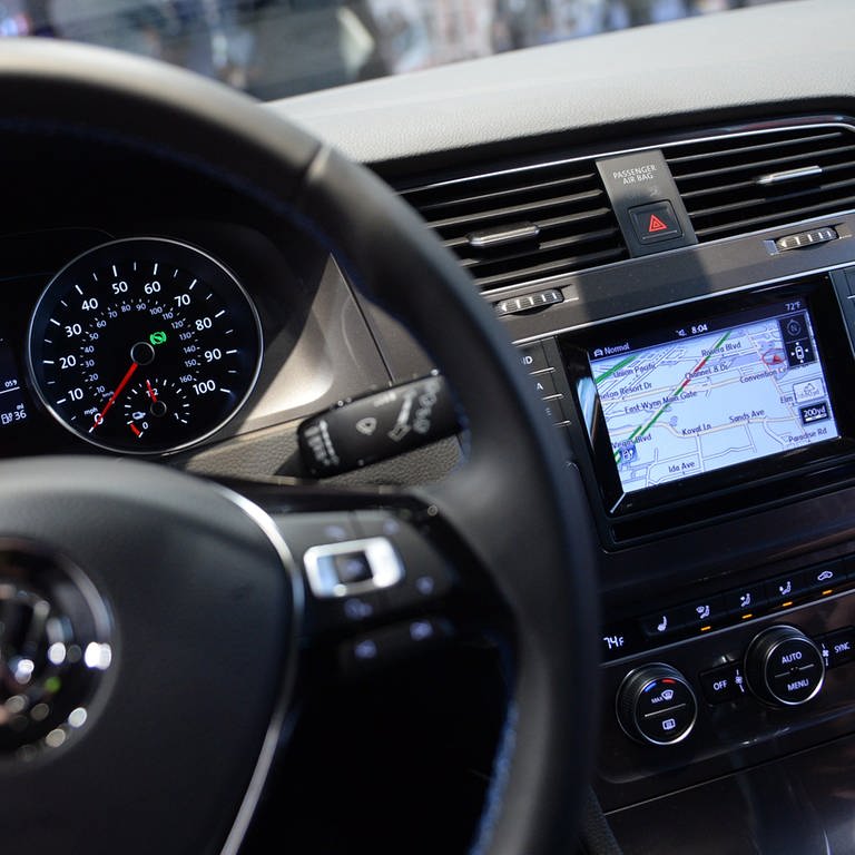 Amaturenbrett mit Navigationsbildschirm im Auto. (Foto: dpa Bildfunk, Picture Alliance)
