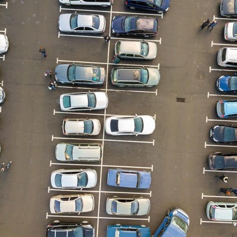 Parkplatz von oben. Welche Vorfahrts-Regeln gelten auf Parkplätzen? Rechts vor links? (Foto: Adobe Stock, Adobe Stock | bilanol)