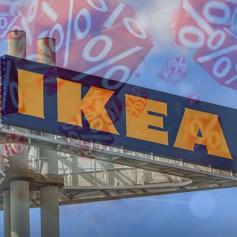 Ikea-Schild mit Prozentzeichen. Werden Möbel bei Ikea wieder billiger?