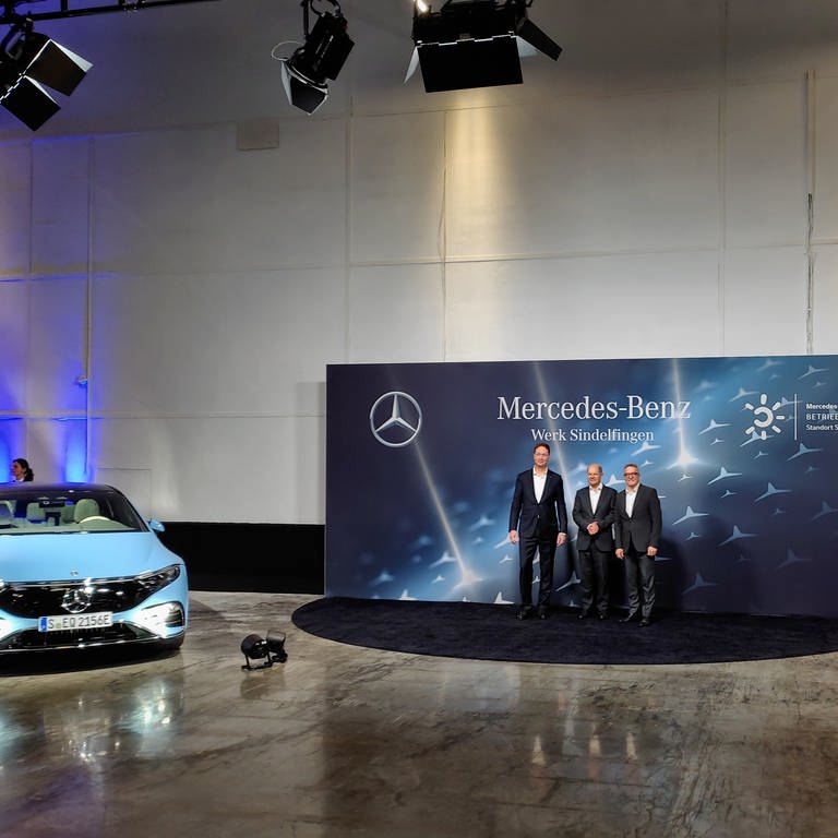 Bundeskanzler Olaf Scholz im März 2023 bei Mercedes-Benz in Sindelfingen. Eingerahmt von Ola Källenius (l), Vorstandsvorsitzender Mercedes-Benz Group AG, und Ergun Lümali (r), Gesamtbetriebsratsvorsitzender der Mercedes-Benz AG.