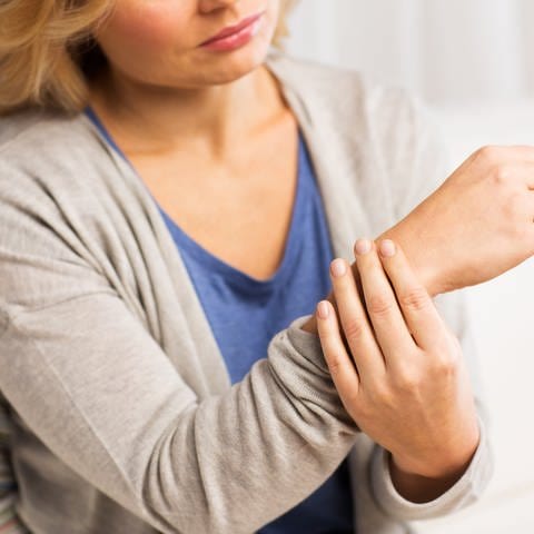 Eine Frau hat Schmerzen im Handgelenk. Bei Rheuma kämpft das Immunsystem gegen den eigenen Körper. Was gilt es zu beachten und kann eine Ernährungsumstellung helfen?   (Foto: Colourbox)