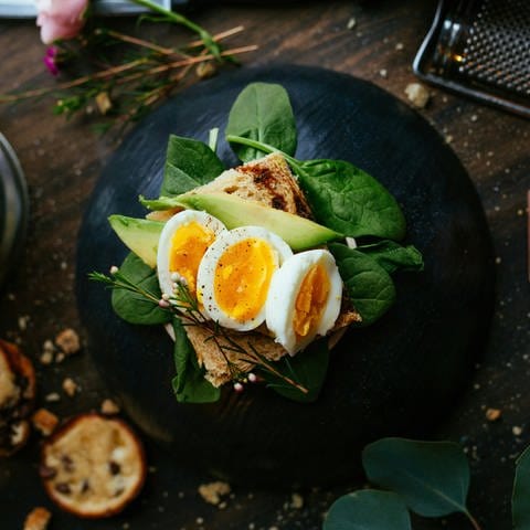Auf dem Bild ist ein Ei zusehen. Eier sind nicht ungesund und lecker. Wir haben ein Shakshuka-Rezept und sagen, wie das Zweinutzungshuhn viele Probleme lösen kann.  (Foto: Unsplash/Joseph Gonzalez)