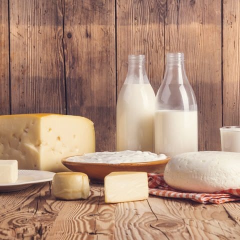 Auf dem Bild sind Milch, Käse und Butter zu sehen. Milchprodukte enthalten wertvolle Inhaltstoffe und werden daher als gesund angesehen. Aber wie viel Milch am Tag ist wirklich gut für Körper und Umwelt? 