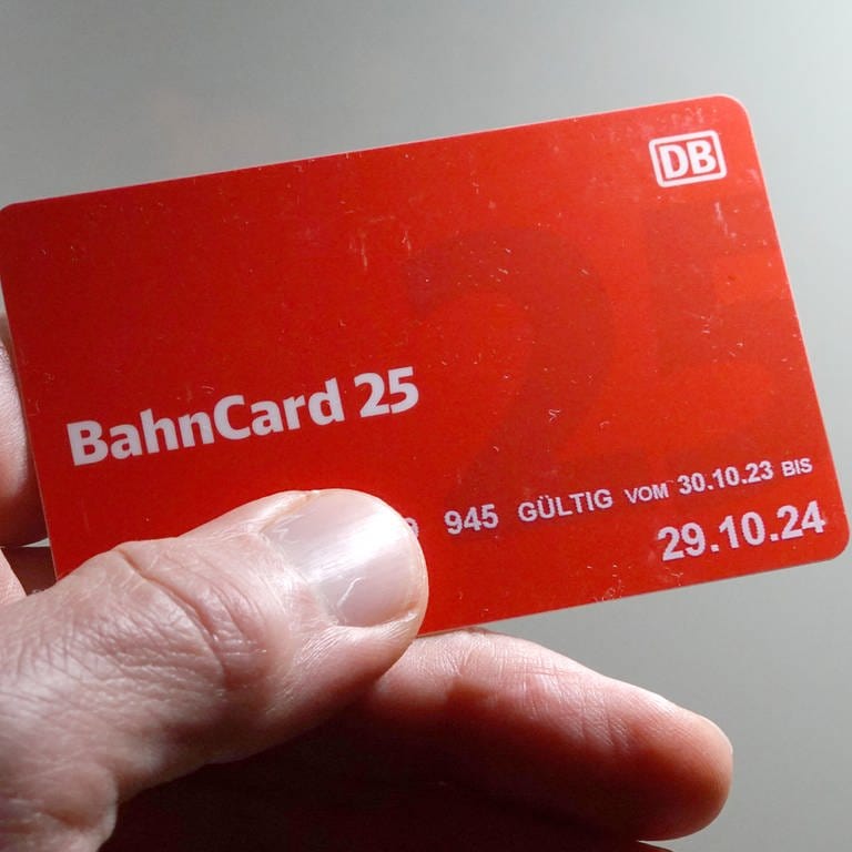 Die Deutsche Bahn will BahnCards künftig nur noch digital vergeben und auf die Variante aus Plastik verzichten.