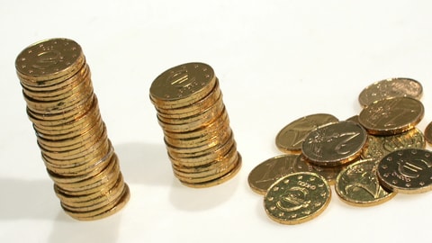 Zwei Stapel mit Geldmünzen. Die Kürzung von Renten kann Rentner in finanzielle Notsituationen bringen. (Foto: SWR)
