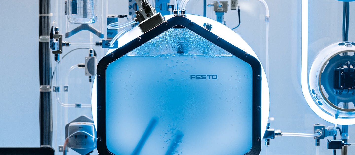Wasserstoff besser speichern und transportieren mit Hilfe von Bakterien in der BionicHydrogenBattery von der Firma Festo in Esslinen am Neckar.  (Foto: Pressestelle, Festo)