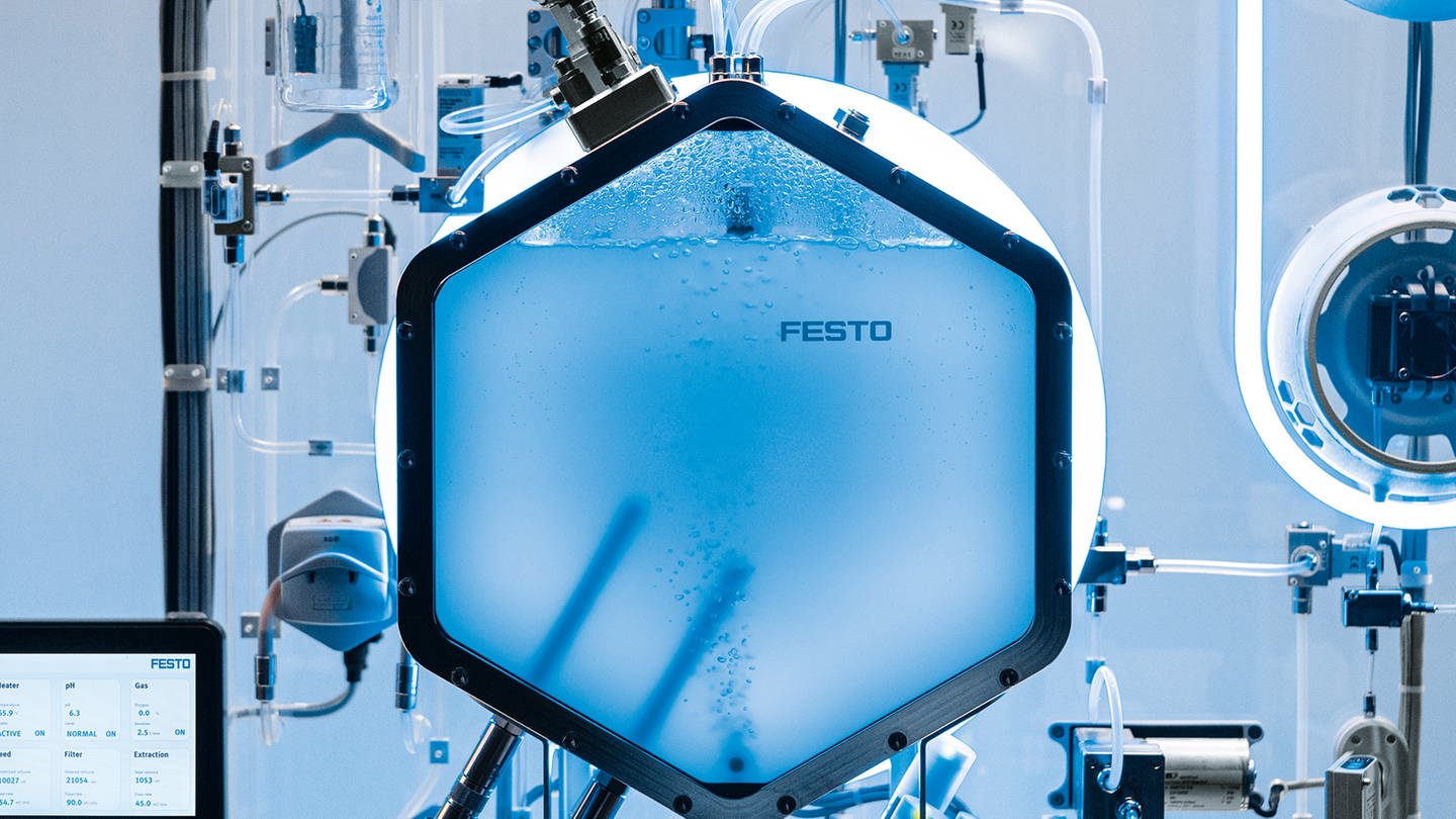 Wasserstoff besser speichern und transportieren mit Hilfe von Bakterien in der BionicHydrogenBattery von der Firma Festo in Esslinen am Neckar. (Foto: Pressestelle, Festo)