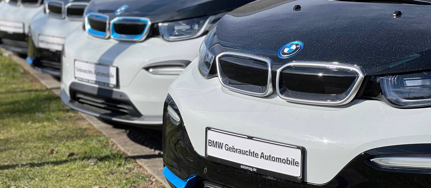 Gebrauchte E-Autos des Typs BMW i3 stehen zum Verkauf.