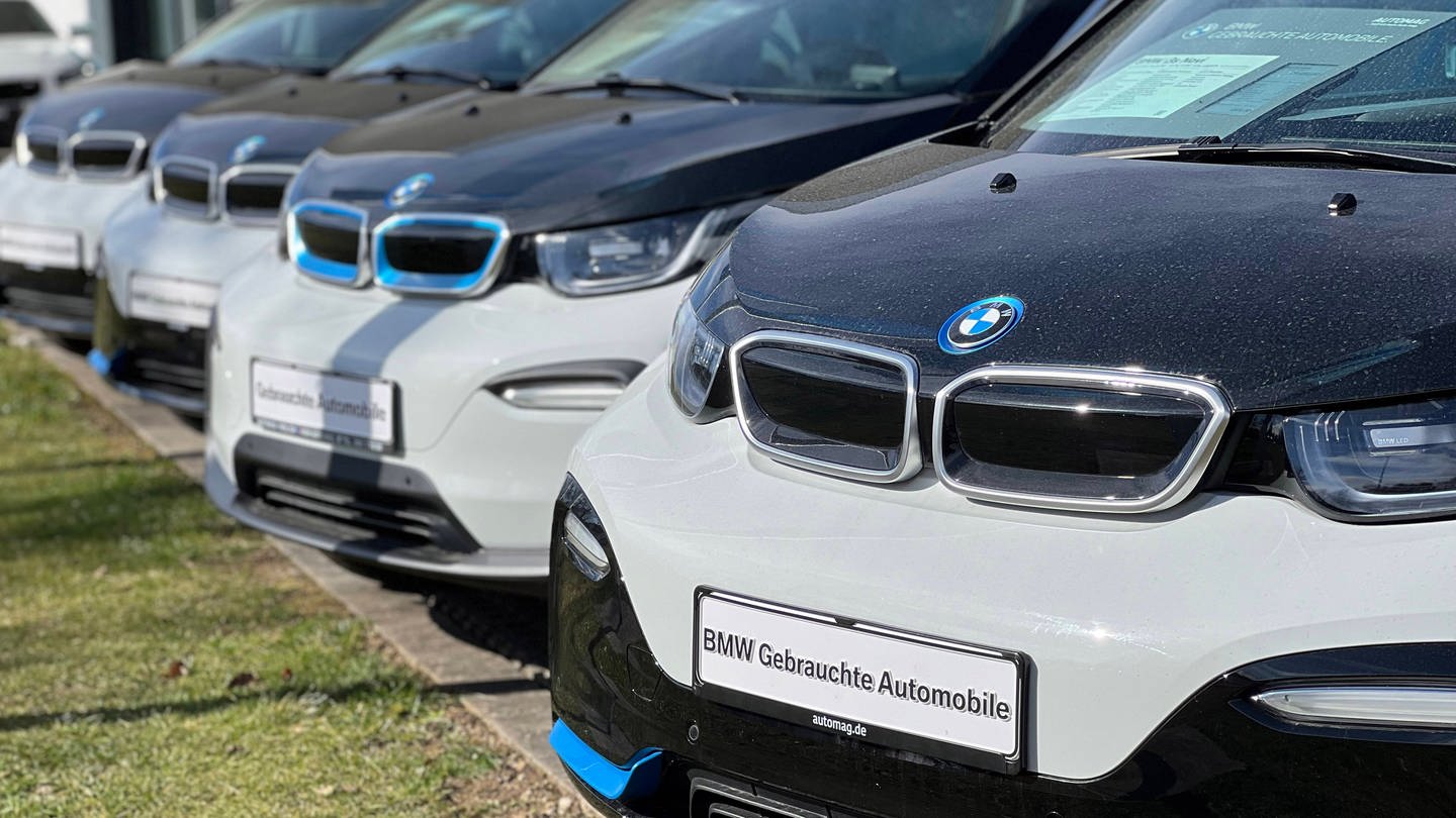 Gebrauchte E-Autos des Typs BMW i3 stehen zum Verkauf. (Foto: IMAGO, Bildnummer: 0419227609)