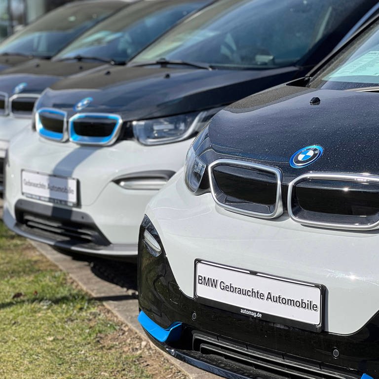 Gebrauchte E-Autos des Typs BMW i3 stehen zum Verkauf.