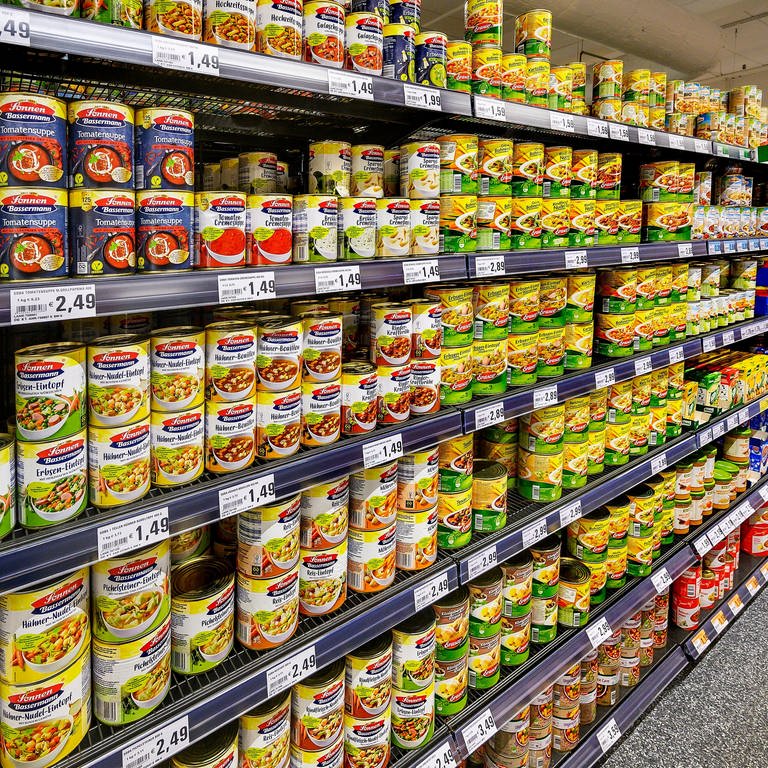Konservendosen im Regal eines Supermarktes:Schädliches Bisphenol kann aus der Dosenbeschichtung in den Inhalt übergehen, warnt Stiftung Warentest.