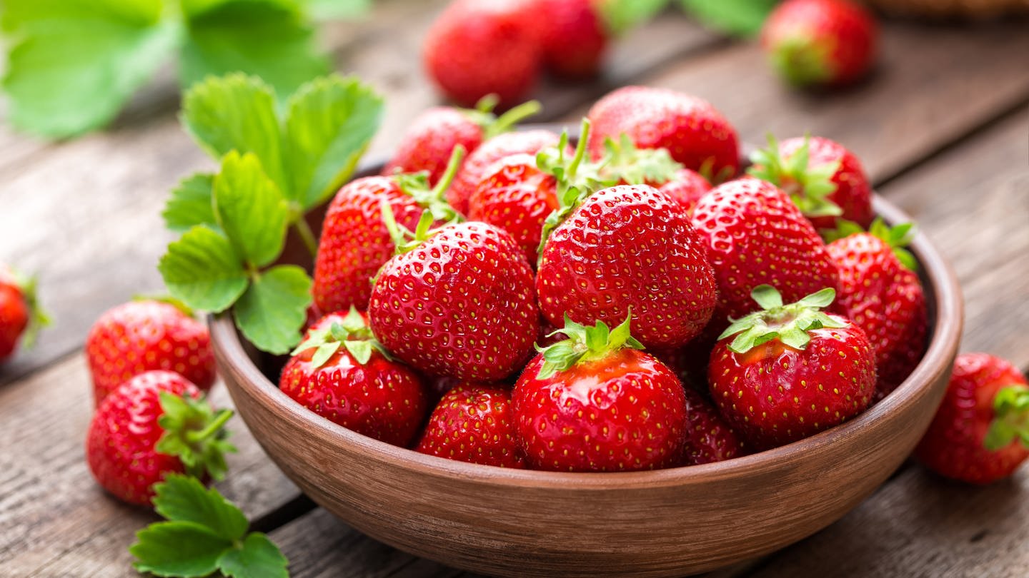 Eine Schale mit Erdbeeren steht auf dem Tisch. Erdbeeren sind gesund und schmecken besonders gut als Kuchen. Aber sie eignen sich auch für herzhafte Rezepte - zum Beispiel im Erdbeer-Spargel-Salat.  (Foto: Colourbox)