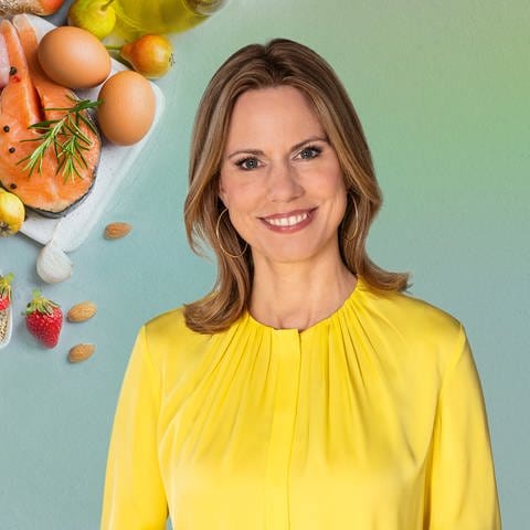 Die Moderatorin der Sendung Marktcheck Hendrike Brenninkmeyer lächelt in die Kamera, gekleidet ist sie mit gelber Bluse. Neben ihr sind Lebensmittel wie Eier, Müsli, Fisch und Fleisch, Obst und Gemüse eingeblendet.