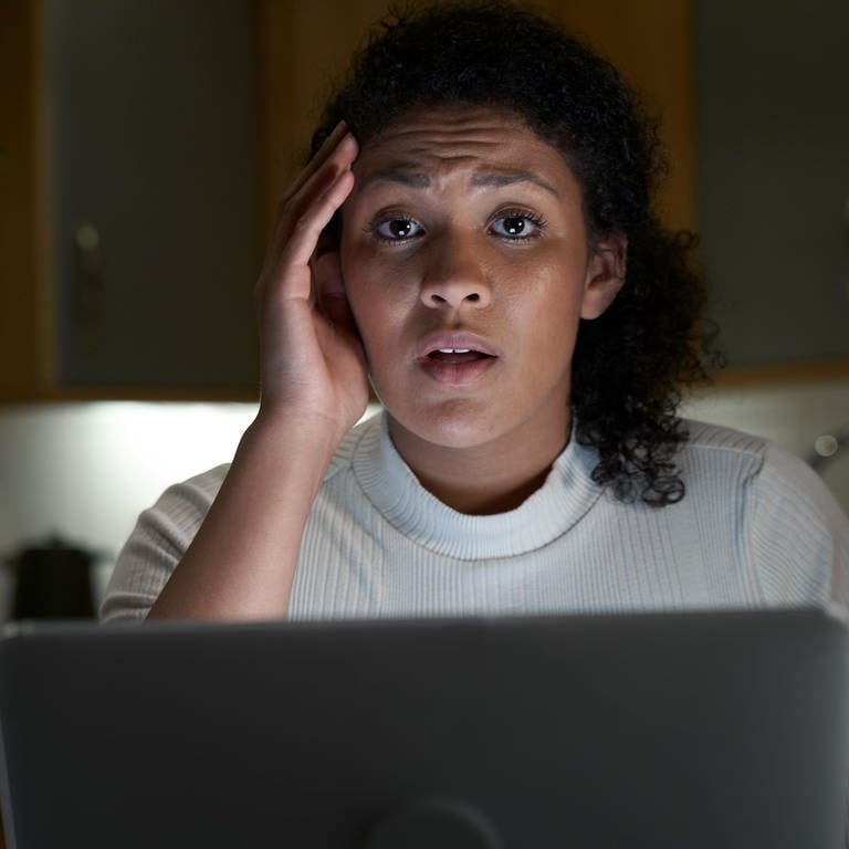 Eine Frau sitzt verzweifelt vor ihrem Computer. Kriminelle tarnen sich bei Amazon oder Ebay als seriöser Shop und kommen so an Kundendaten. Ihre Opfer stehen plötzlich selbst unter Betrugsverdacht.