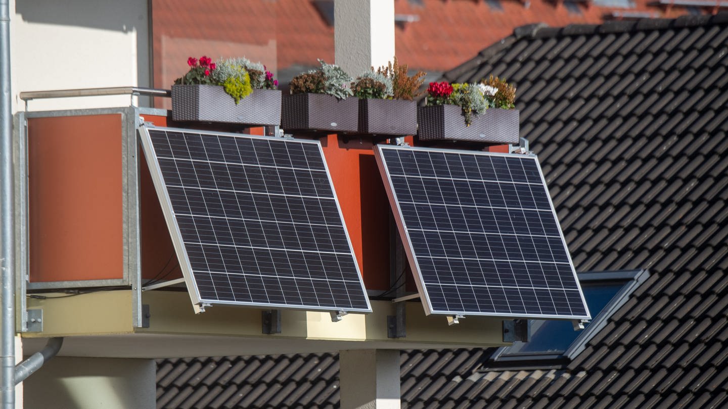 Solarmodule für ein Balkonkraftwerk hängen an einem Balkon. (Foto: dpa Bildfunk, picture alliance/dpa | Stefan Sauer)