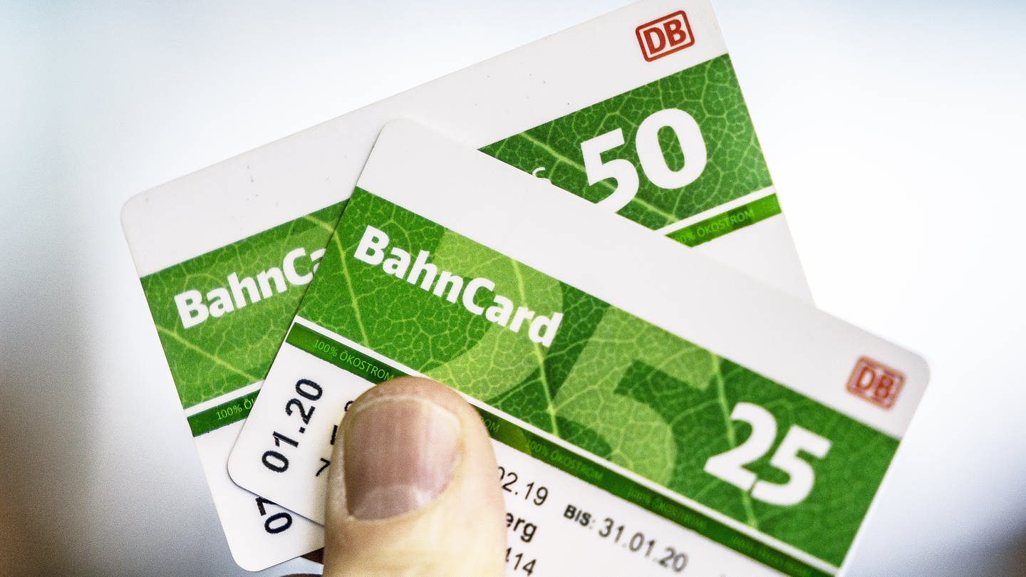 Ein Mann hält eine Bahncard 25 und eine Bahncard 50 in der Hand. (Foto: dpa Bildfunk, Picture Alliance)