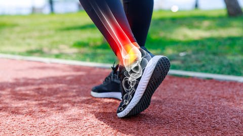 angewinkelter Fuß mit Knochenillustration: Nachteile beim Nordic Walking: Bei Gelenkproblemen am Fuß sollte die Ferse nicht zu sehr belastet werden.