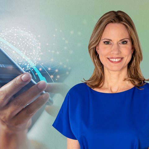 Die Moderatorin der Sendung Marktcheck Hendrike Brenninkmeyer lächelt in die Kamera, gekleidet ist sie mit blauer Bluse. Neben ihr ist eine Hand mit einem Smartphone eingeblendet.