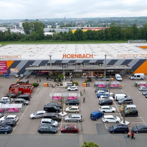 Blick auf einen Hornbach-Baumarkt mit Parkplatz von oben.  