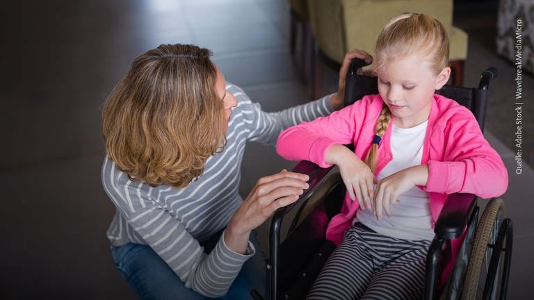 Ein Mädchen in einem Rollstuhl, neben ihr eine Frau. Bei Hilfsmitteln wie Prothesen, Windeln, Rollstühlen wollen Krankenkassen häufig die Kosten zunächst nicht übernehmen.