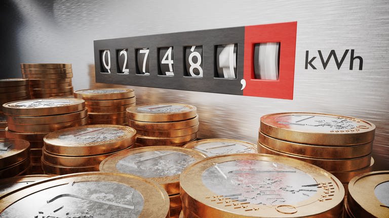 Eine Montage von einer Stromzähleranzeige mit laufender kWh Zahl und davor gestapelten Euromünzen.