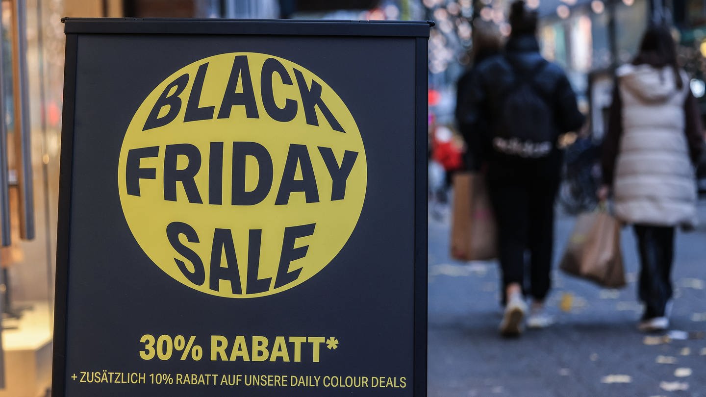 Verbraucher sollten sich von den Angeboten am Black Friday nicht täuschen lassen. (Foto: dpa Bildfunk, Picture Alliance)
