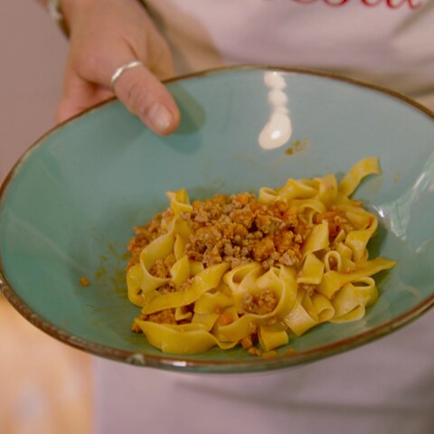 Ein Teller mit Pasta-Bolognese wird in die Kamera gehalten. Barilla Check (Foto: SWR)