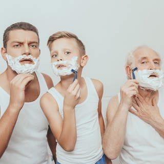 Drei Generationen Männer bei einer Nassrasur (Foto: Colourbox)