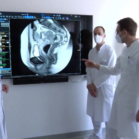 Ärzte vor Röntgenbild (Foto: SWR)